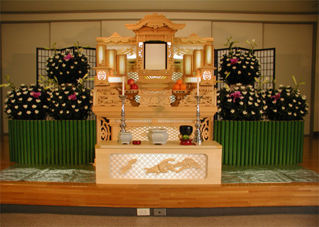 白木祭壇プラン1「白木彫刻3段飾り」の例